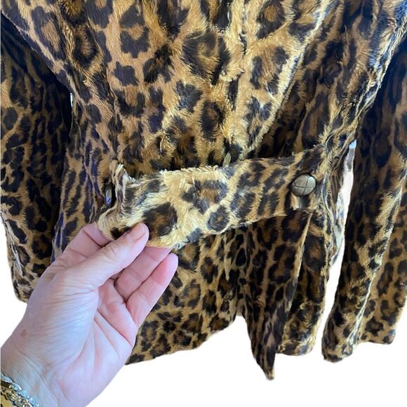 Double breasted faux cheetah jacket. Soft lined beautiful condition. Size 6. - Picture 8 of 14